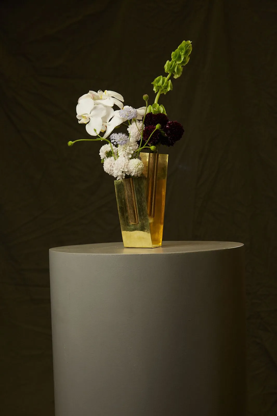 Vaso-escultura Vértice do Ouro sobre pedestal