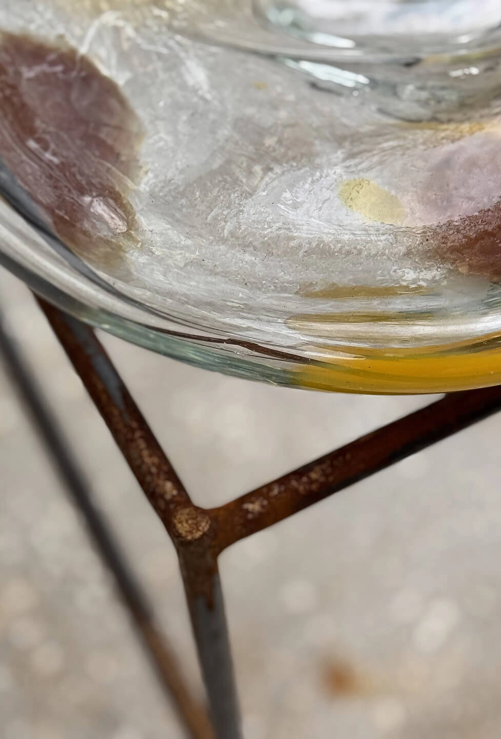 Detalhe da junção entre o vidro e as barras de ferro